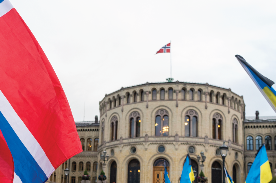 Stortinget i Norge med norske og ukrainske flagg
