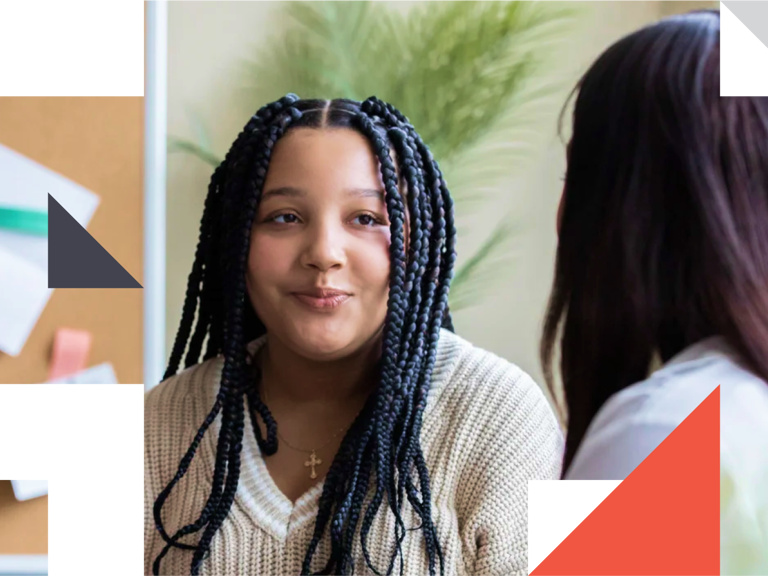 To personer som snakker sammen